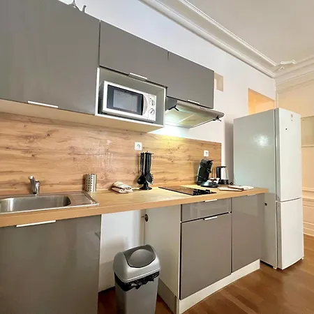 Beautiful 2 Bedroom In Downtown דירה פואטייה